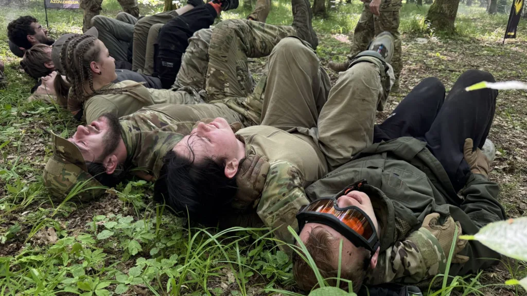 Військові тренуються на природі у лісі