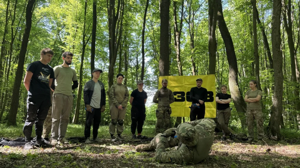 Військове тренування групи людей у лісі