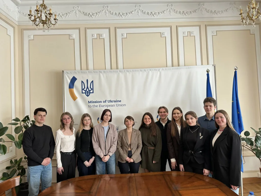 Група людей у Посольстві України до ЄС