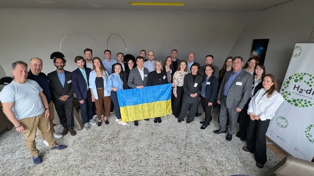 Група людей з українським прапором на заході