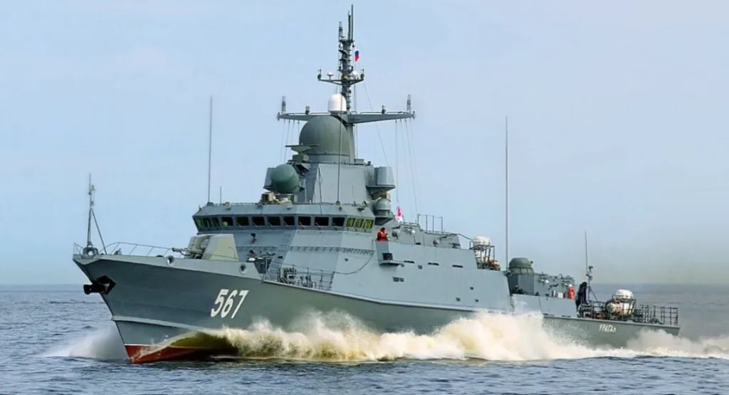 Військовий корабель рухається по морю