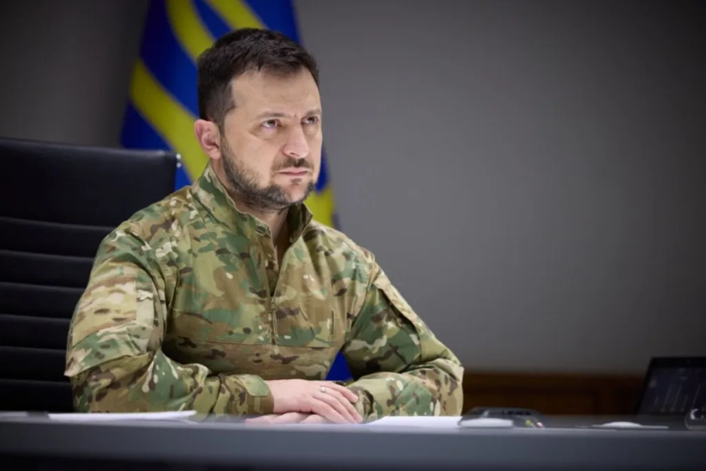 Чоловік у військовій формі сидить за столом