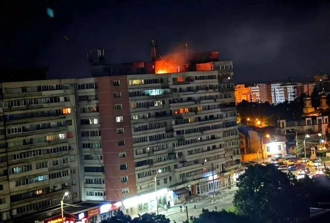 Пожежа на даху багатоповерхівки вночі