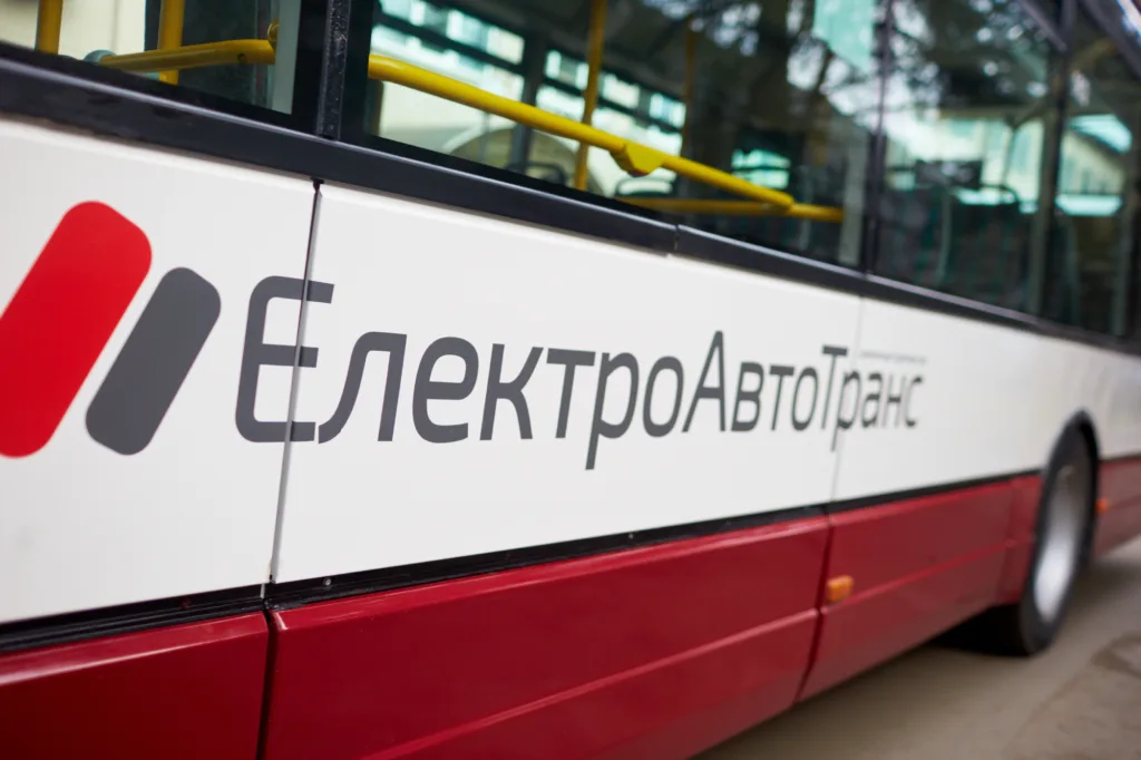 Електробус компанії ЕлектроАвтоТранс на вулиці