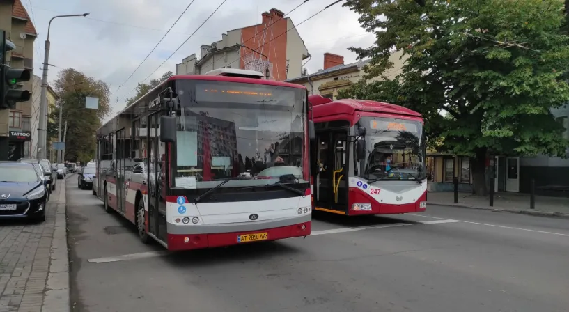 Автобус і тролейбус на міській вулиці
