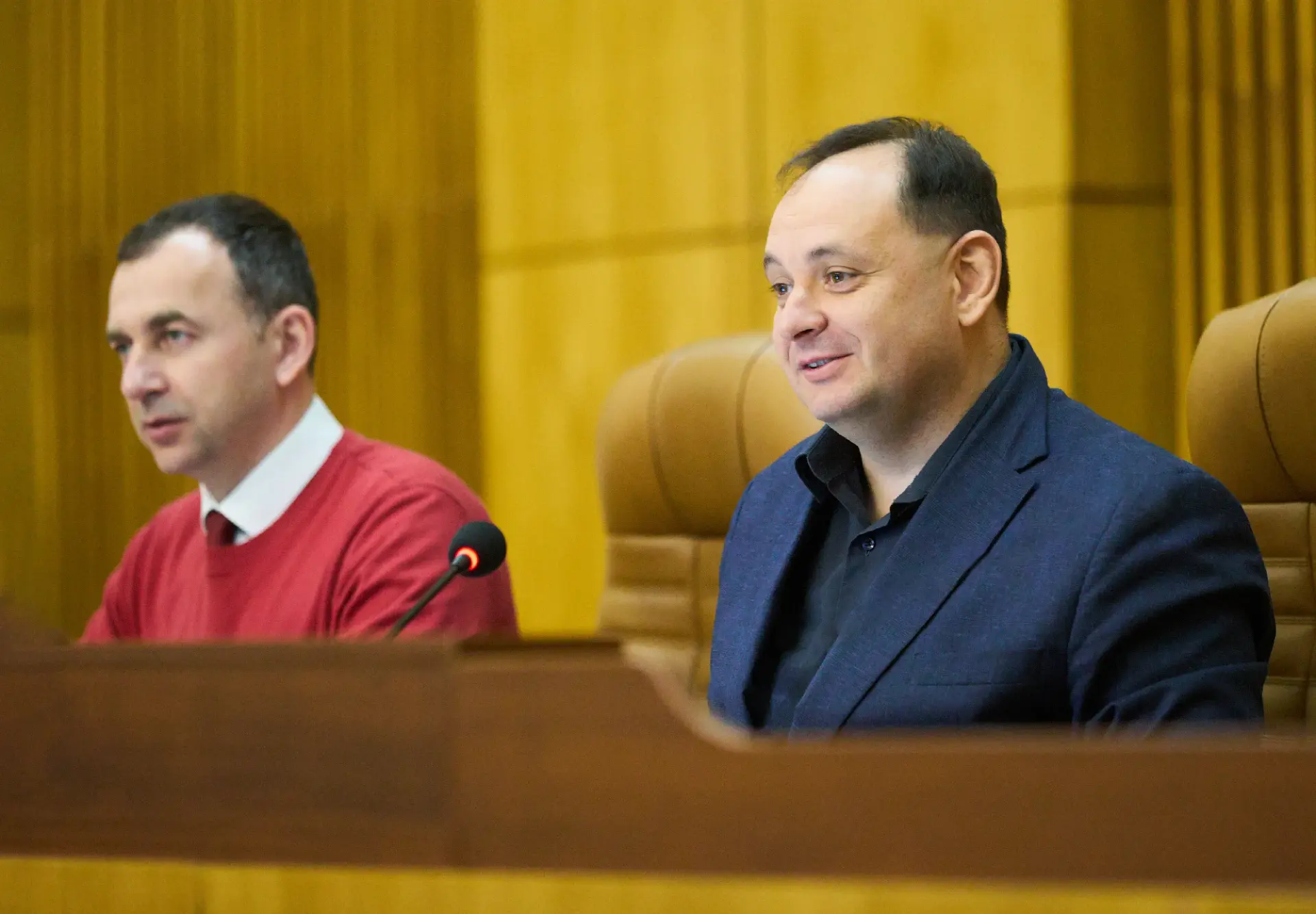 Двоє чоловіків під час засідання у залі ради