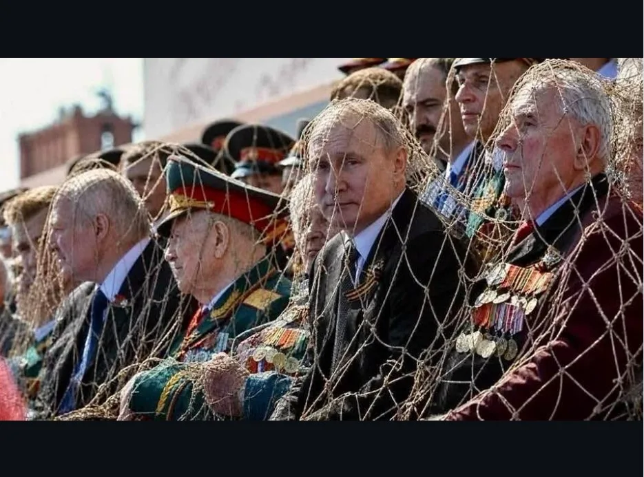 Люди у військовій формі під сіткою на параді