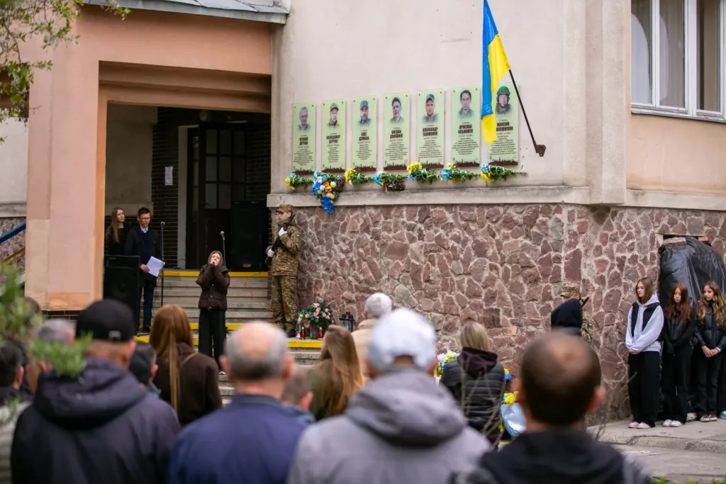 Вшанування пам’яті загиблих воїнів біля меморіальної дошки
