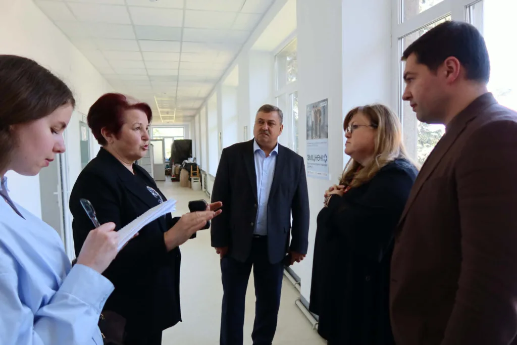 Група людей обговорює проєкт у коридорі