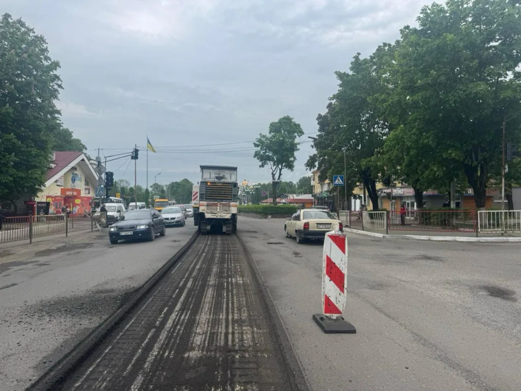 Дорожні роботи на міській вулиці з автомобілями