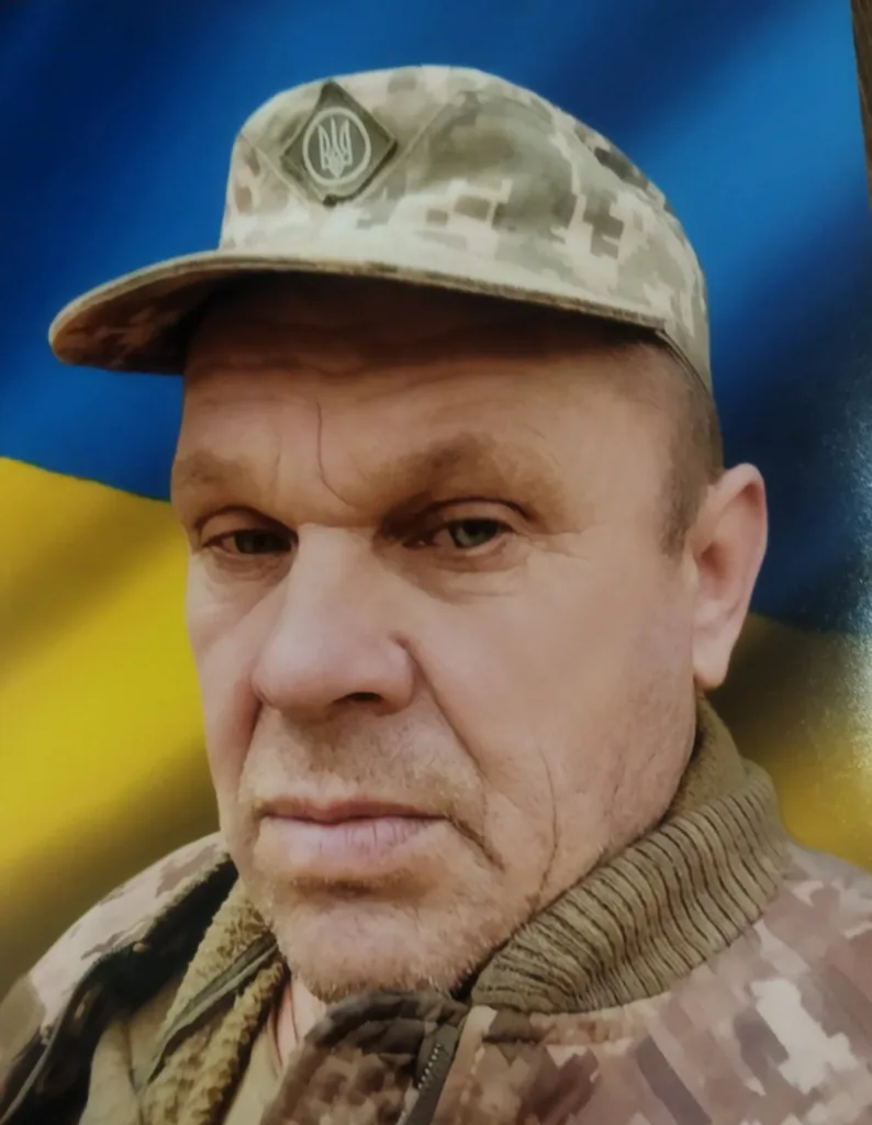 Військовий у камуфляжі на фоні прапора України