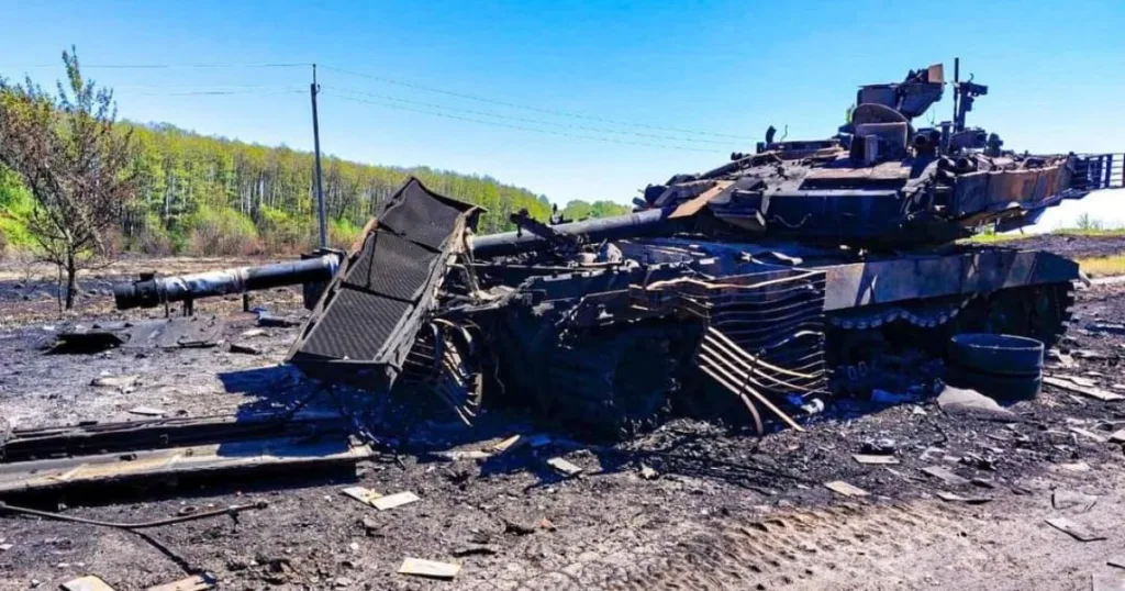 Знищений танк на згорілому полі бою