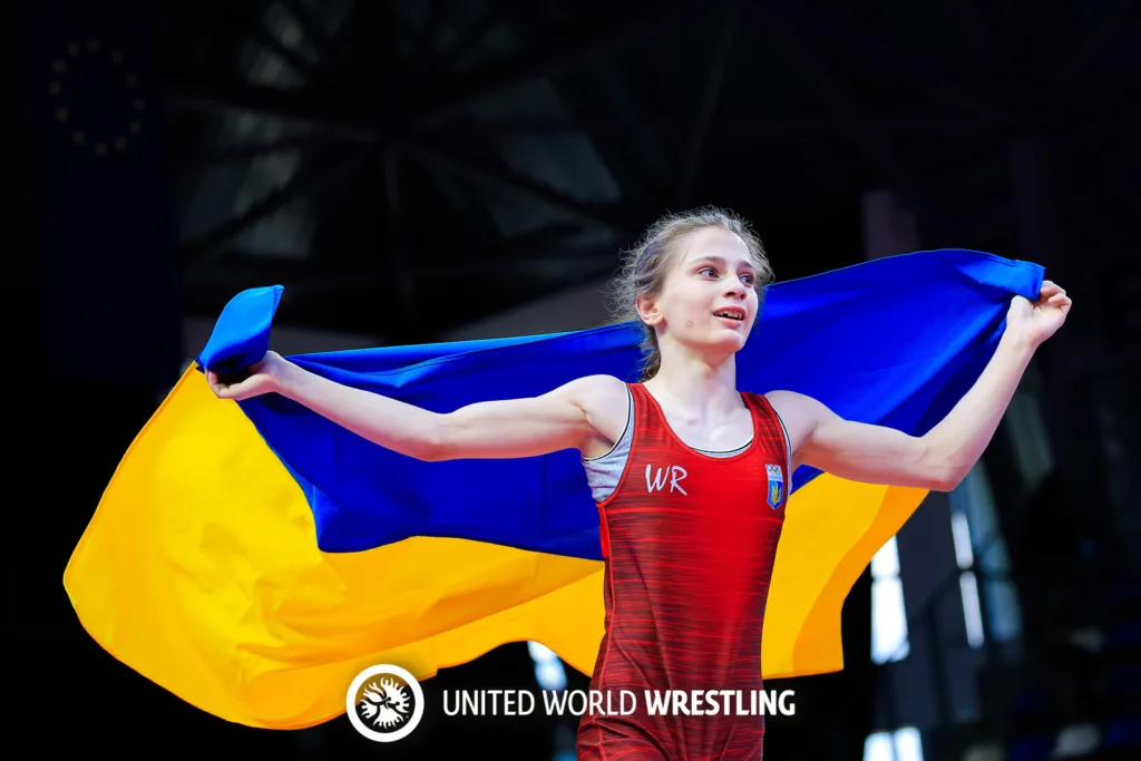 Українська спортсменка святкує перемогу з прапором