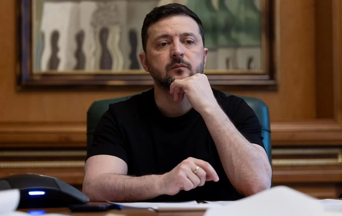 Чоловік сидить за столом у кабінеті