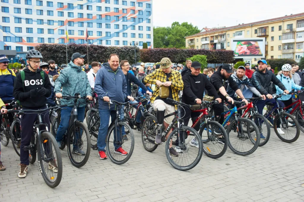 Група людей на велосипедному заході в місті