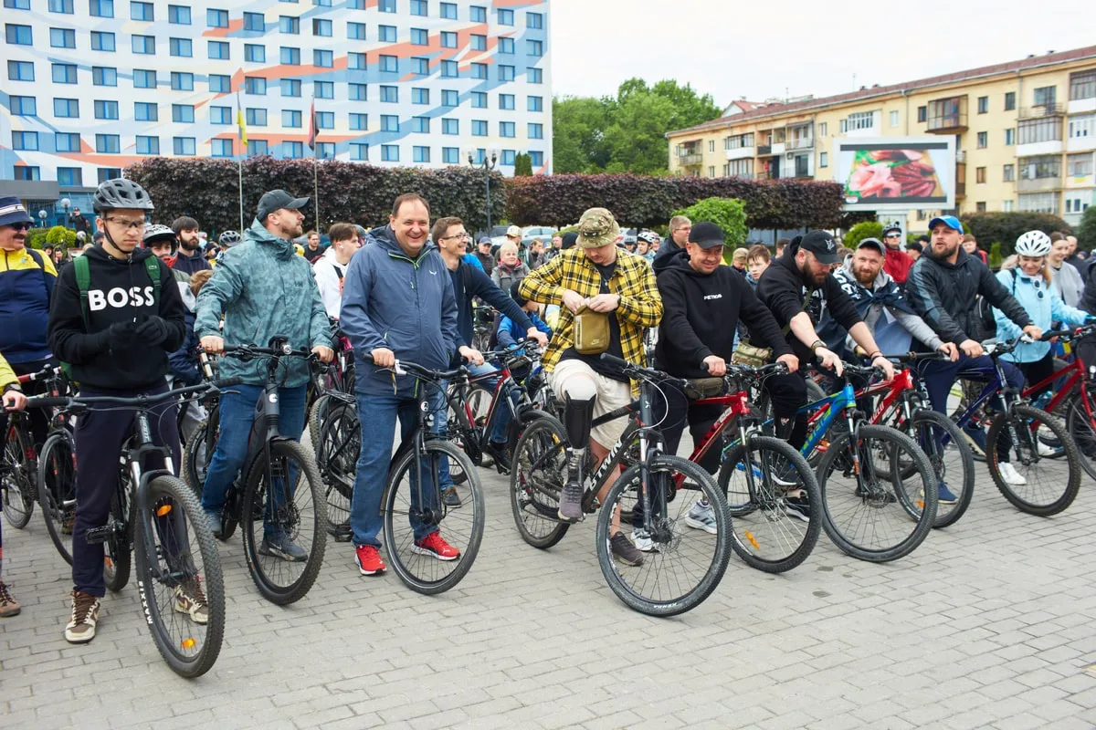 Група людей на велосипедному заході в місті