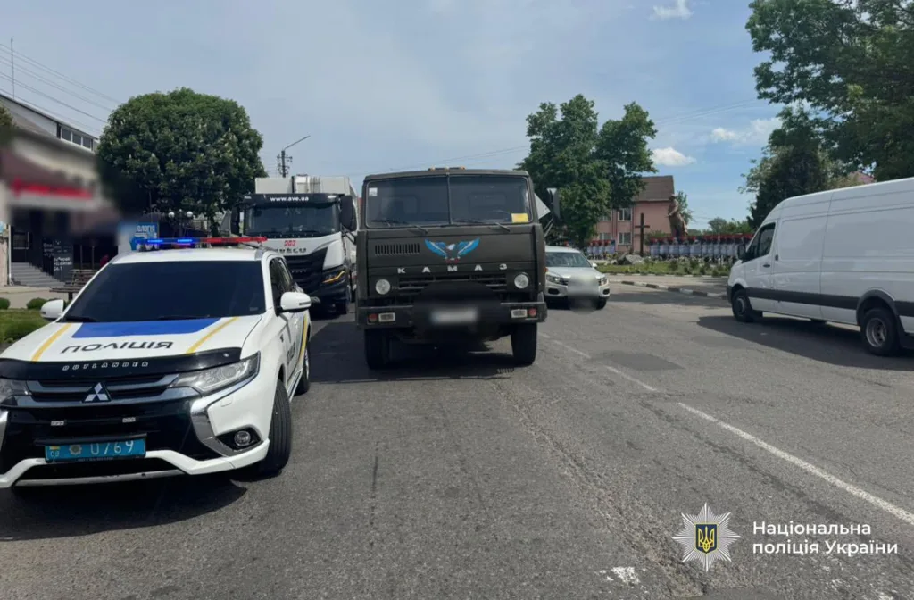 Поліцейське авто та вантажівки на міській дорозі