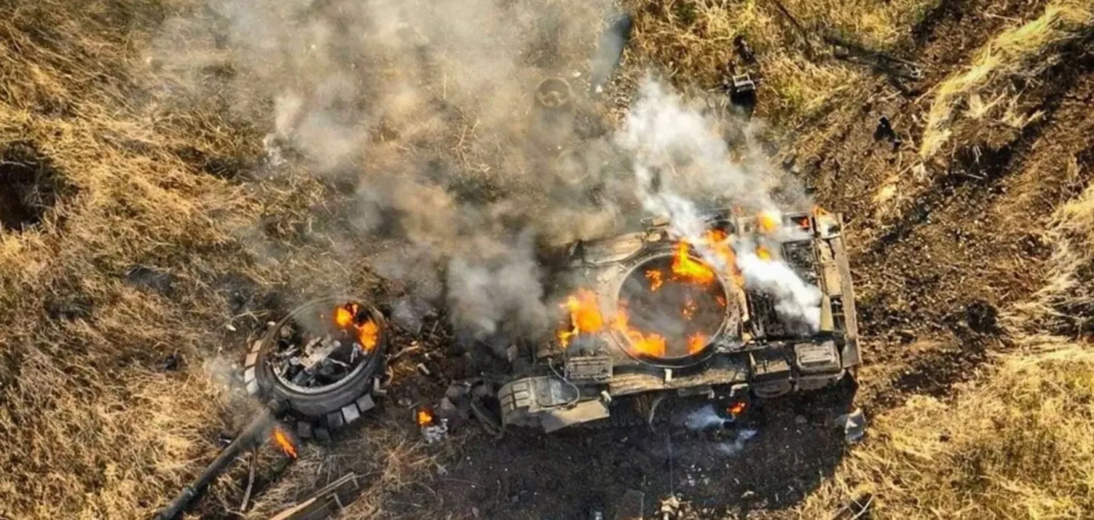 Знищений танк горить на полі бою