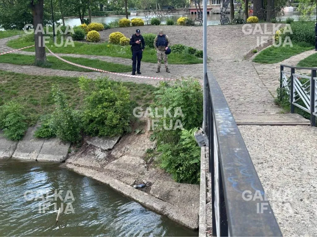 Поліція оглядає місце біля річки в парку