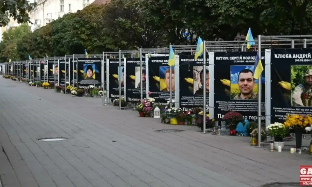 Меморіал загиблим українським героям із прапорами та квітами