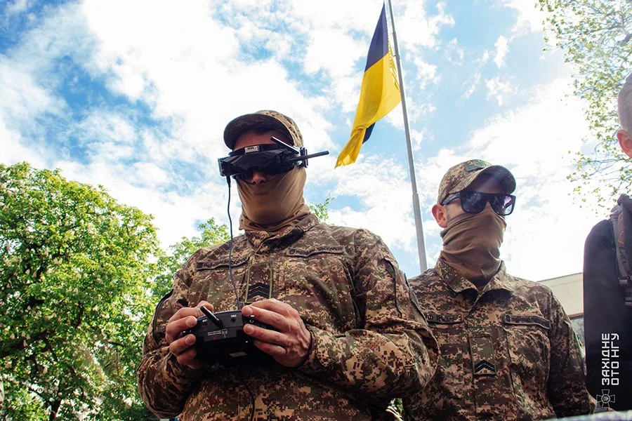 Українські військові керують дроном під прапором України