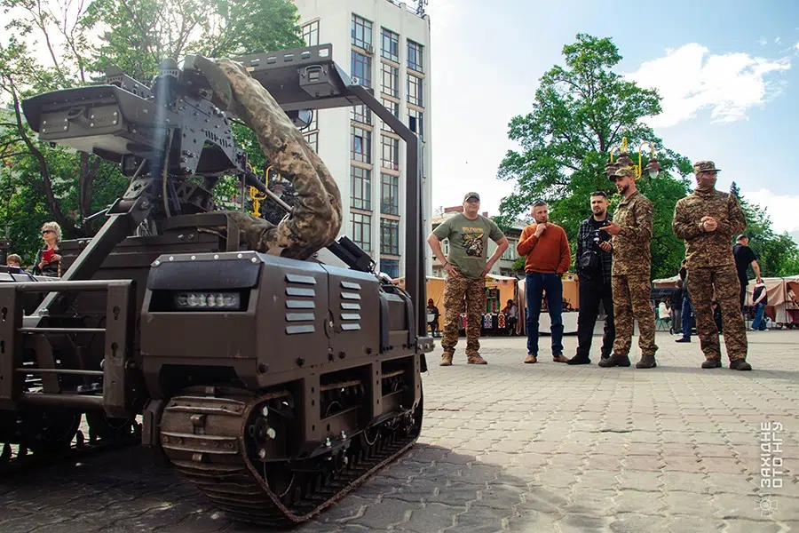Військові демонструють бойового робота на вулиці
