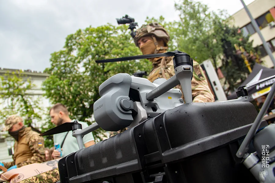 Військовий дрон на виставці під відкритим небом