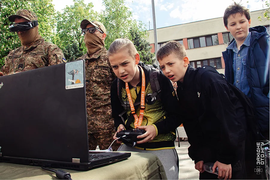 Діти керують дроном під наглядом військових