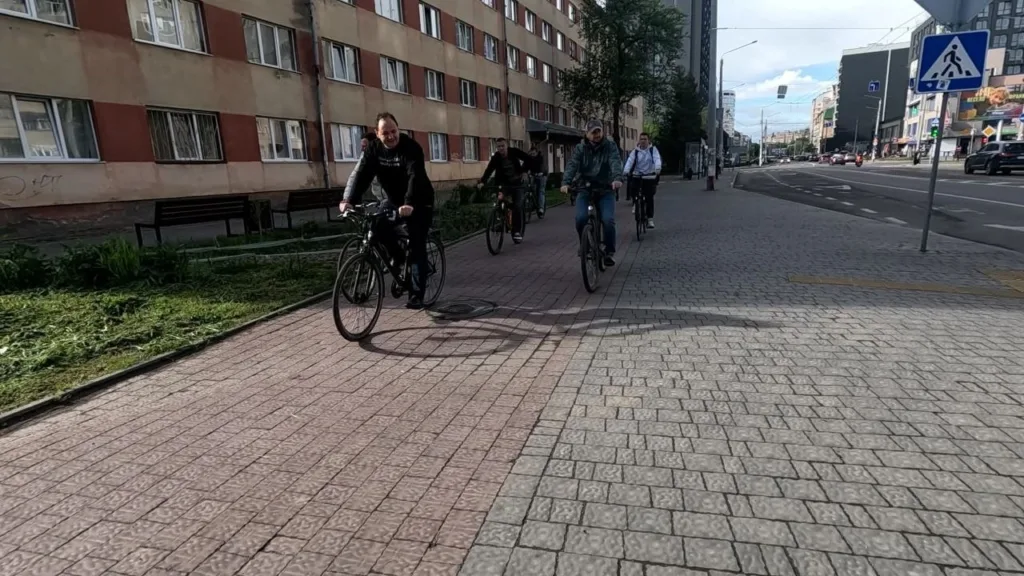 Група людей їде на велосипедах міською вулицею