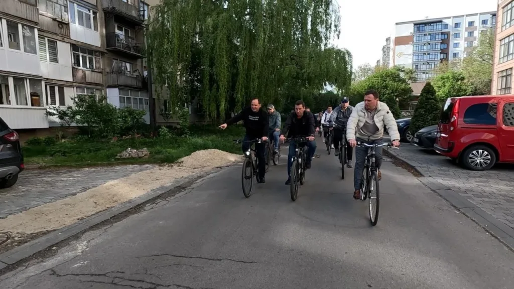 Група людей їде на велосипедах по вулиці