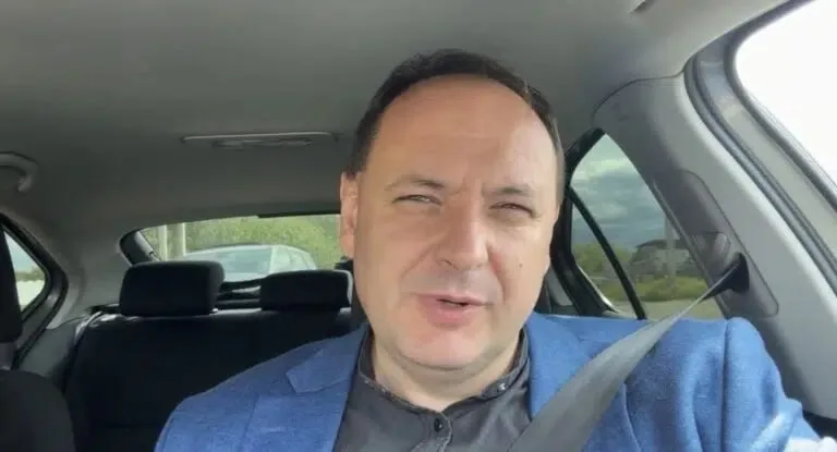 Чоловік у машині говорить під час подорожі