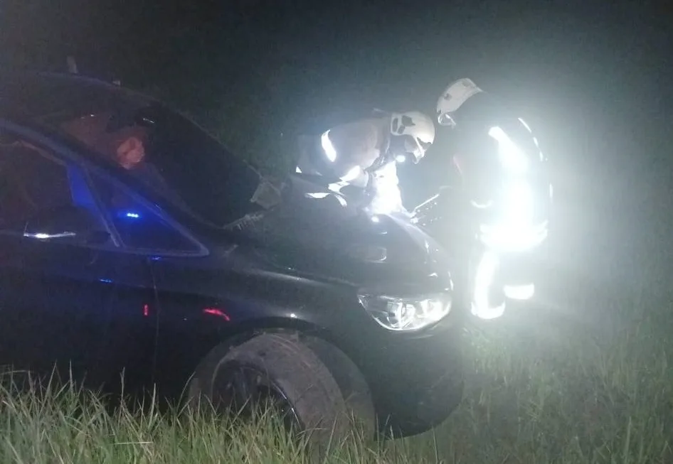 Пожежники рятують водія після аварії вночі
