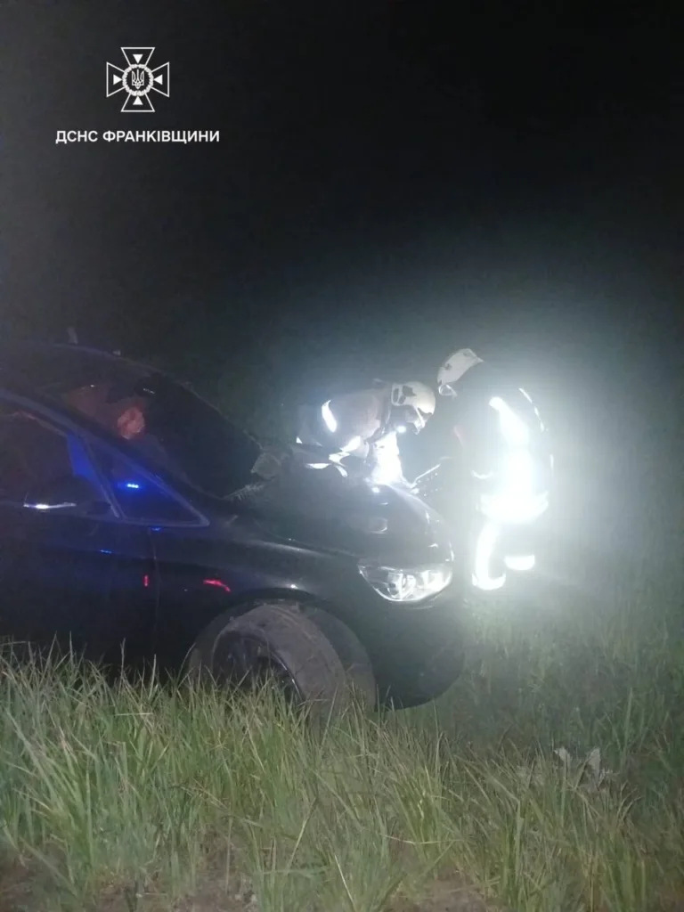 Рятувальники допомагають після нічної аварії автомобіля