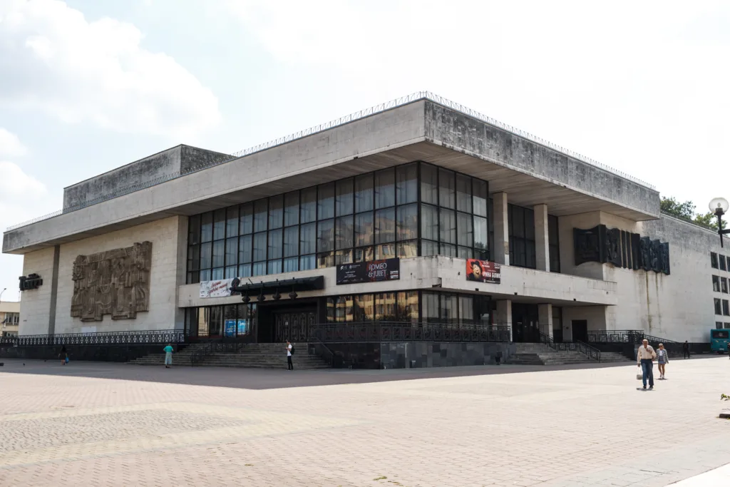 Сучасна будівля театру у місті