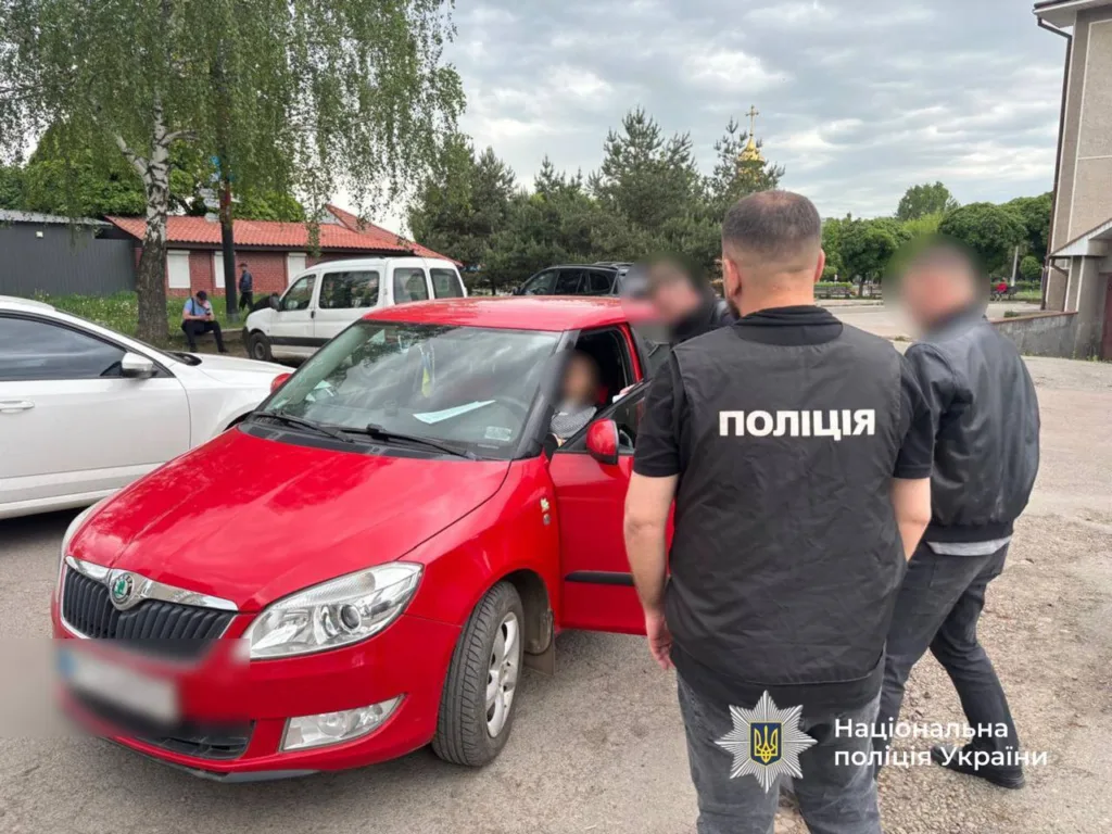 Поліція біля червоного автомобіля Skoda