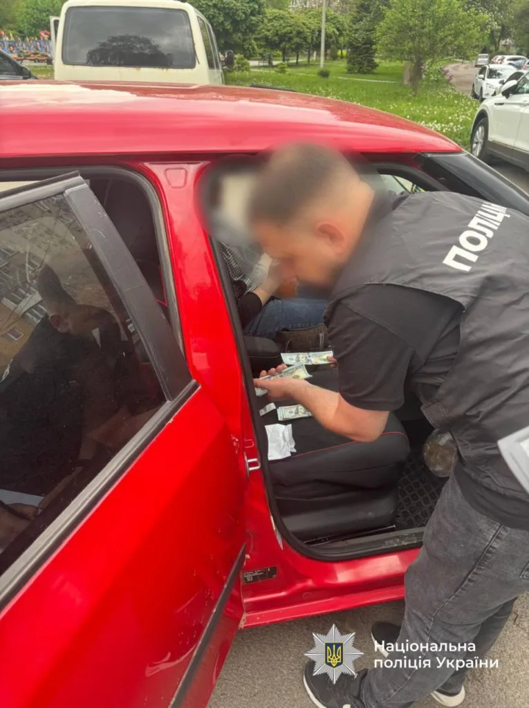 Поліція проводить обшук у червоному автомобілі