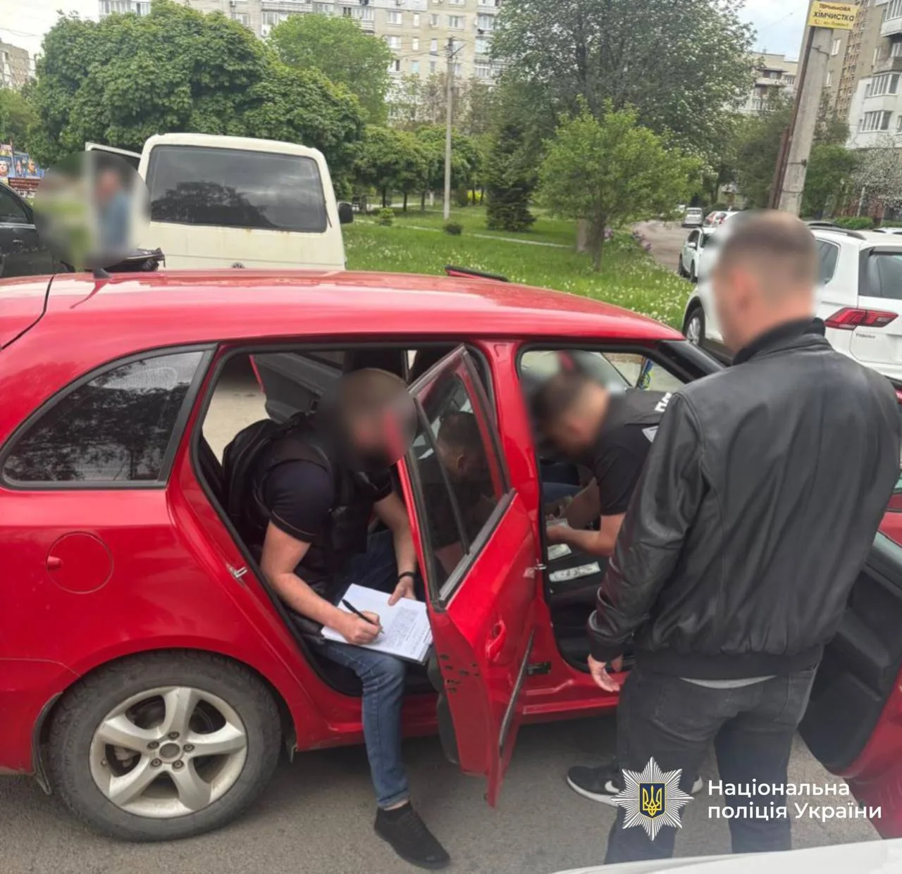 Поліція проводить огляд червоного автомобіля