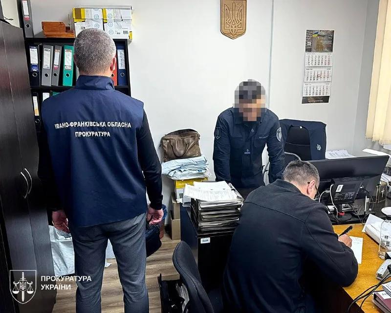 Працівники прокуратури в офісі під час розслідування