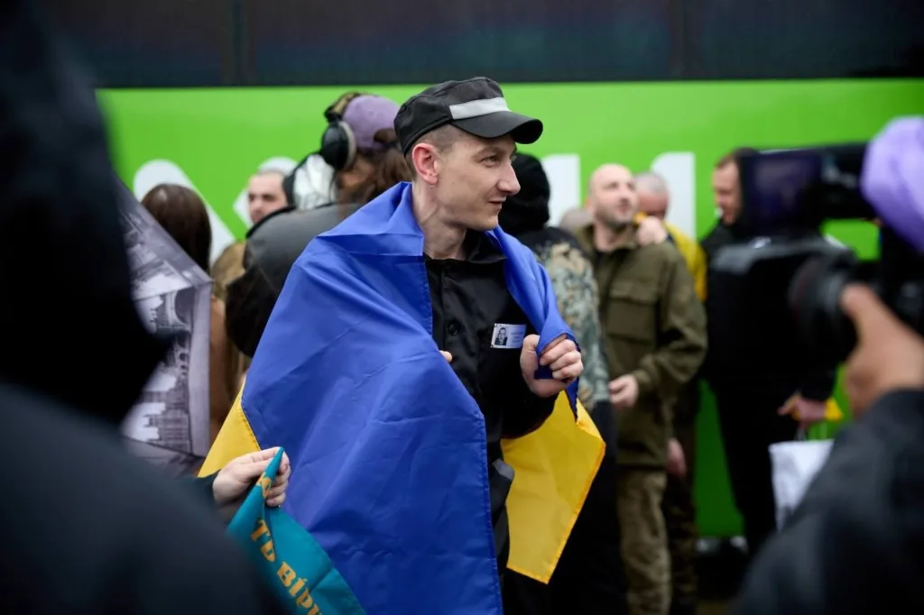 Чоловік з українським прапором серед людей