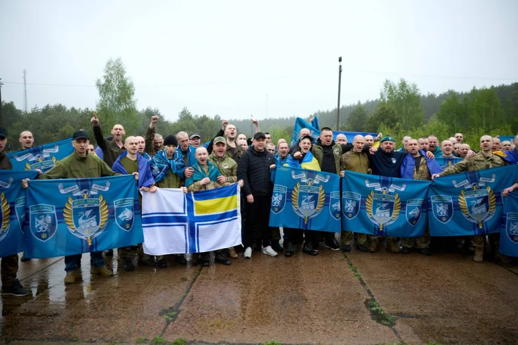 Українські військові з прапорами на відкритому майданчику