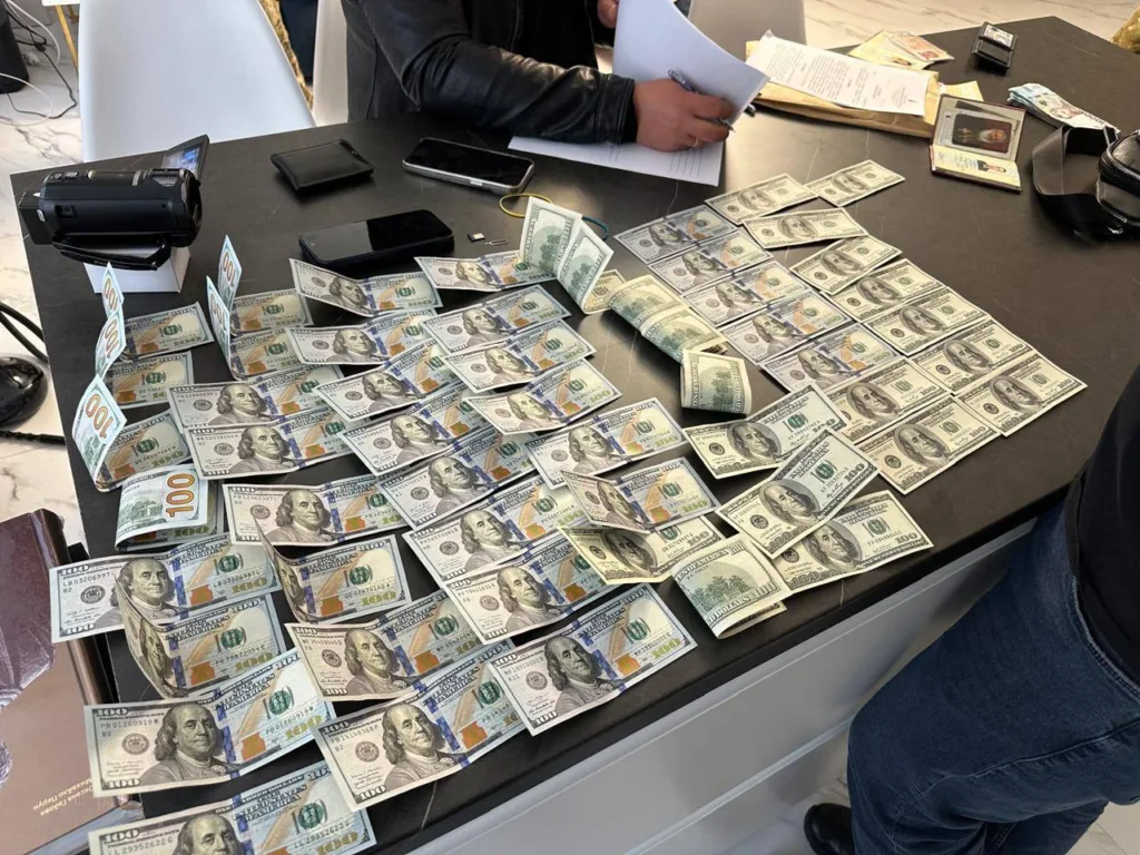 Стіл з великою кількістю стодоларових купюр