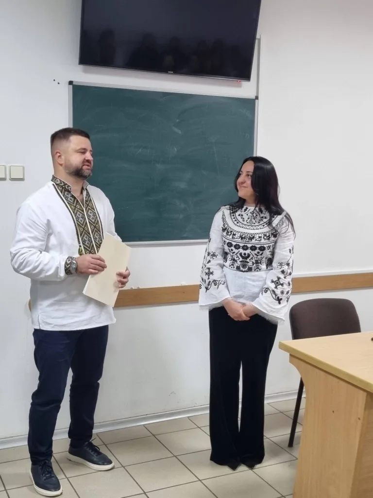 Двоє людей у вишиванках у класній кімнаті