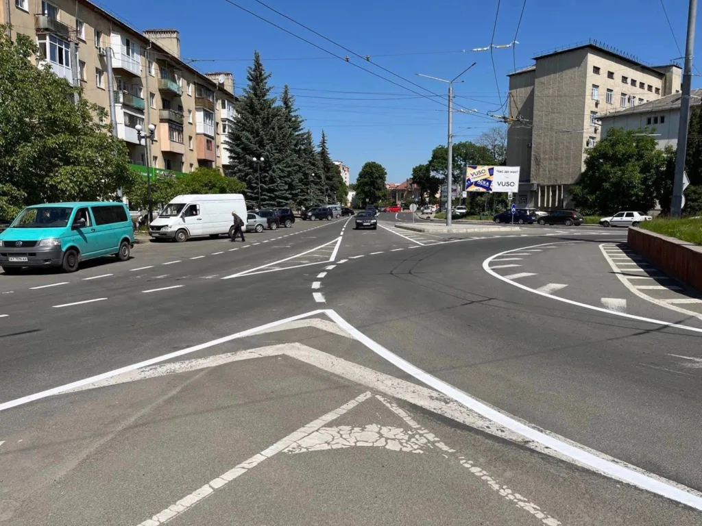 Міська вулиця з розміткою та автомобілями