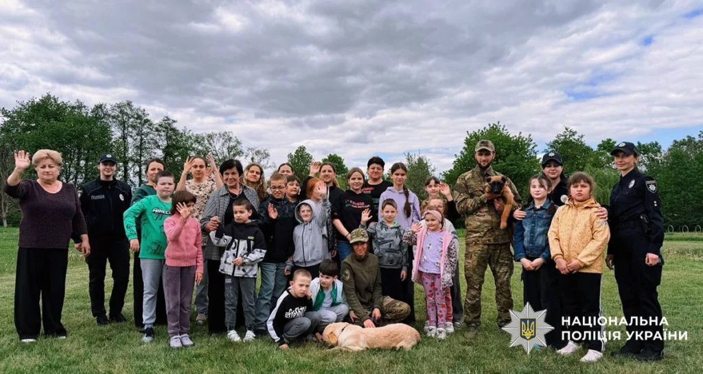 Діти та поліцейські на спільному заході на природі