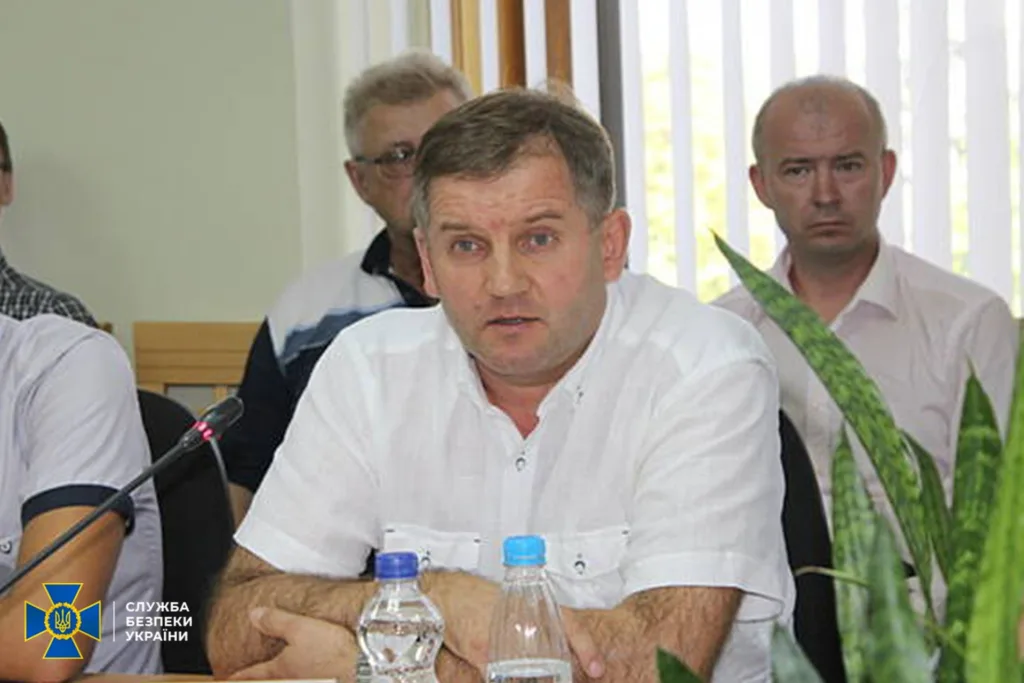 Чоловік говорить на нараді Служби безпеки України