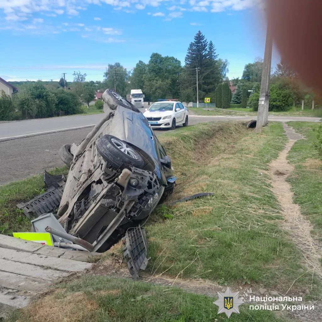Автомобіль перевернувся в кюветі після аварії