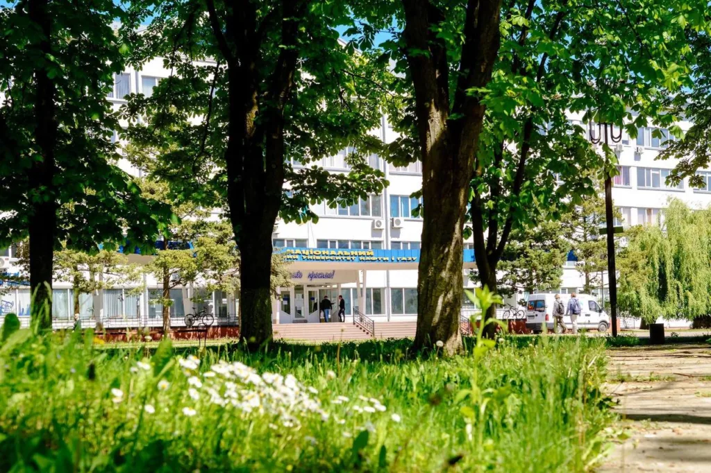 Університет серед зелених дерев і квітів навесні