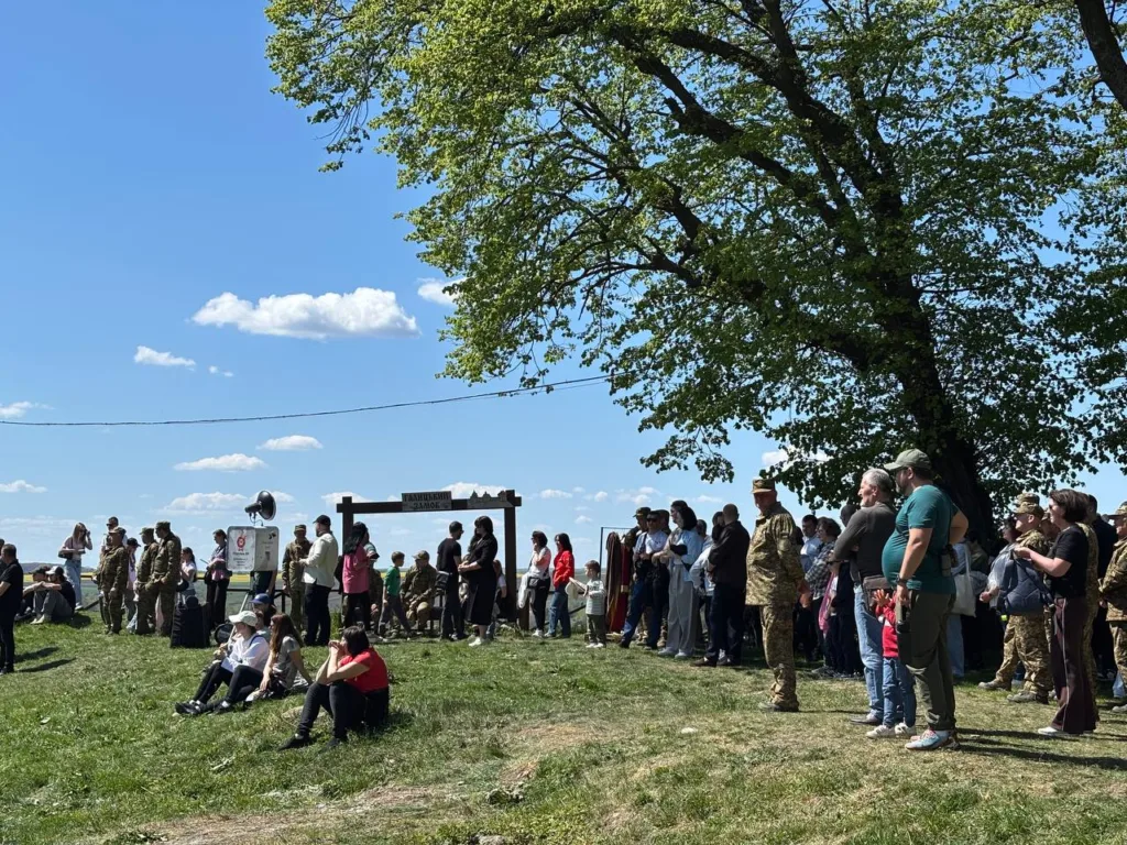 Люди на відкритому заході під деревом і небом