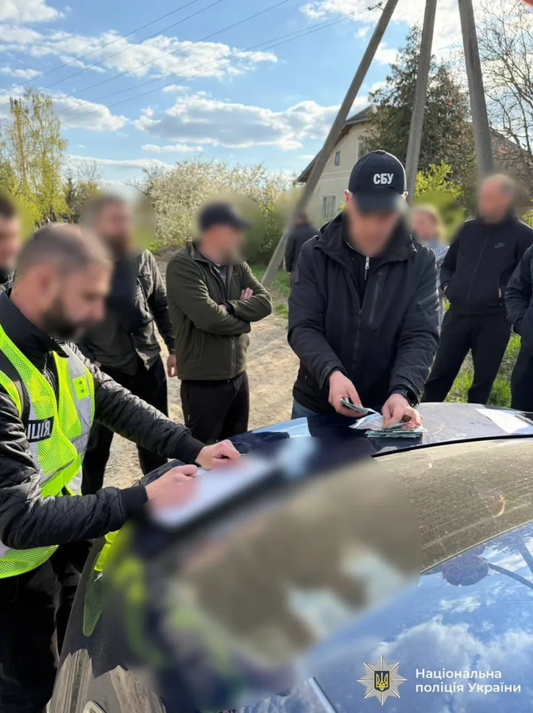 Поліція та СБУ проводять огляд документів на вулиці