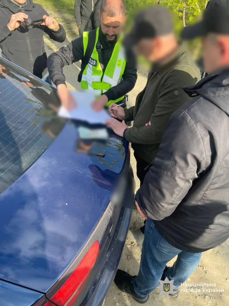 Поліція оформлює документи біля автомобіля